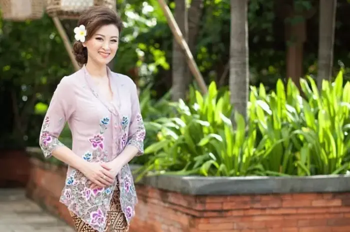 Modern and Elegant Encim Kebaya Models for a Charming Look